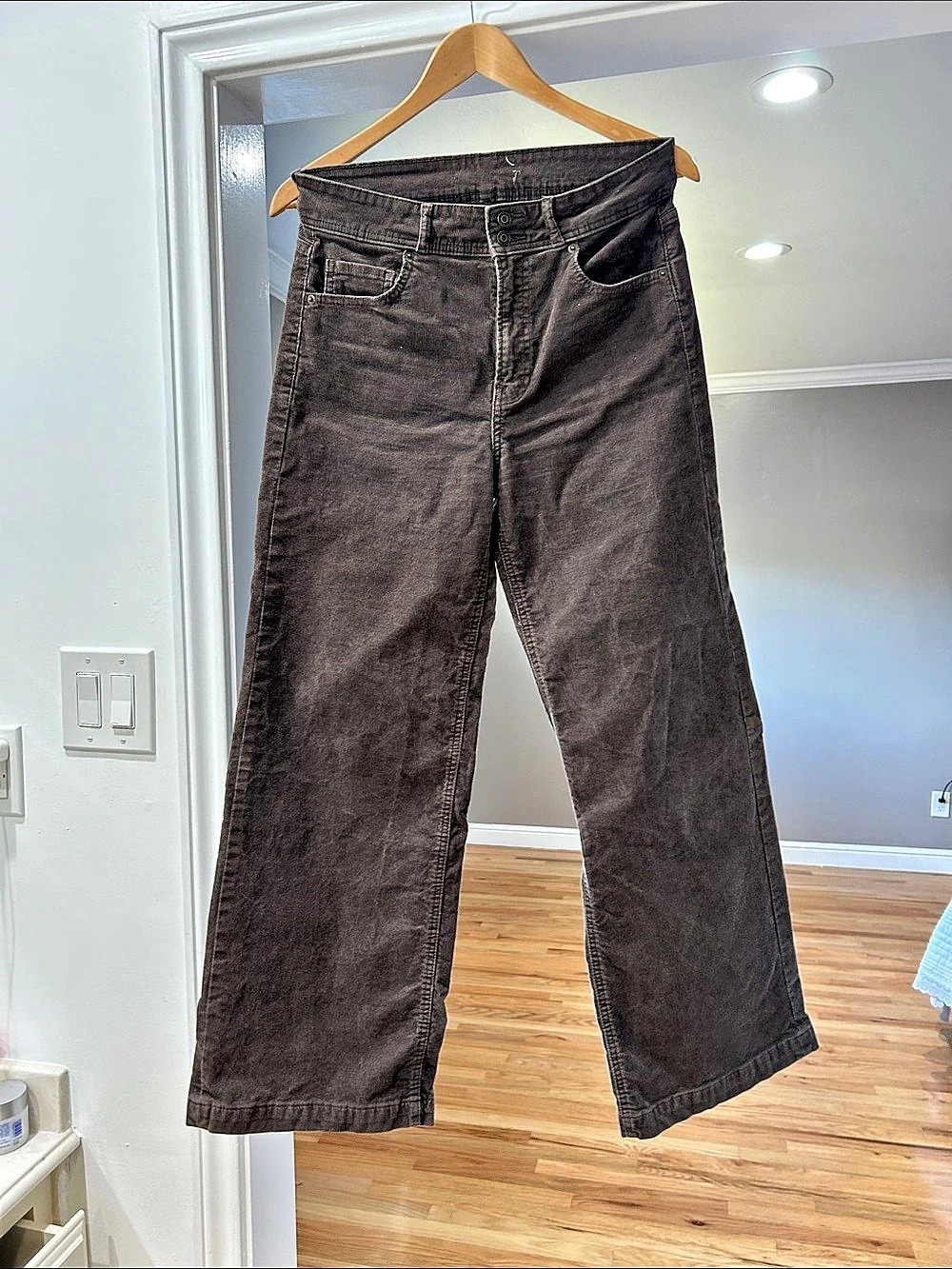 Wide Leg Jeans in Brown